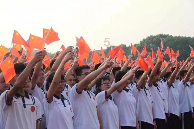 为了追自己的学生,艾青不惜下跪、跳湖、同原配离婚,结果如何?